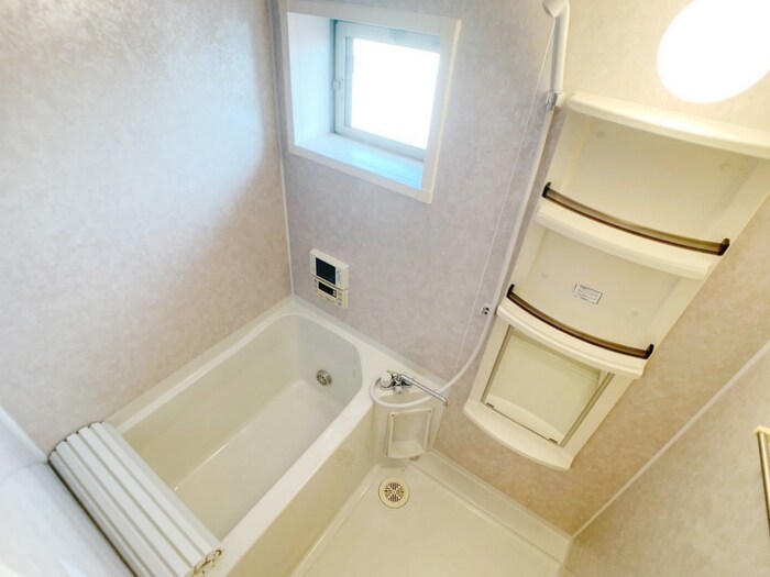 物件内観写真6　(換気窓のある浴室)