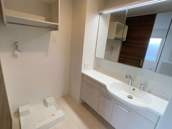 洗面・脱衣所(三面鏡になる洗面台)