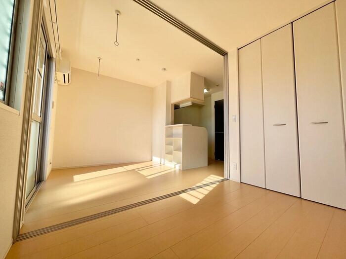 物件内観写真7　(洋室からリビング)