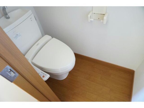 トイレ(同型別室の写真です。)