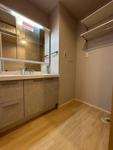 物件内観写真10　(収納抜群の洗面台)