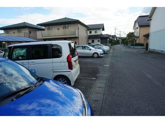 物件外観写真2　(駐車場)