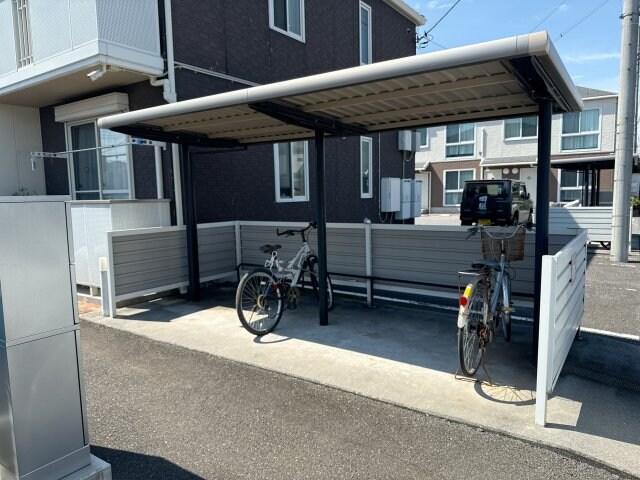 物件内観写真3　(駐輪場)