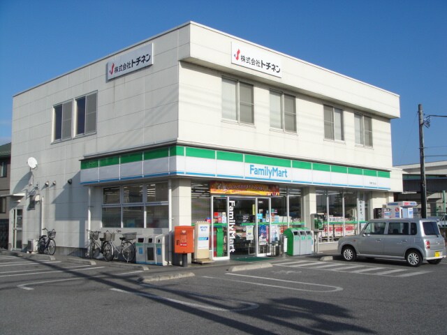 物件外観写真8　(ファミリーマートまで80ｍ)