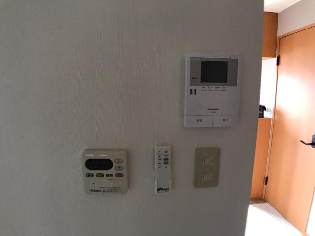 物件内観写真17　(給湯ボタン＆インターホン)