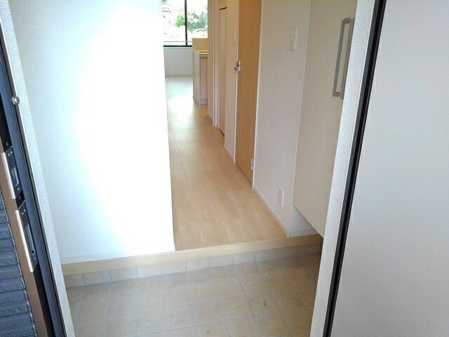 物件内観写真17　(収納もある玄関です)