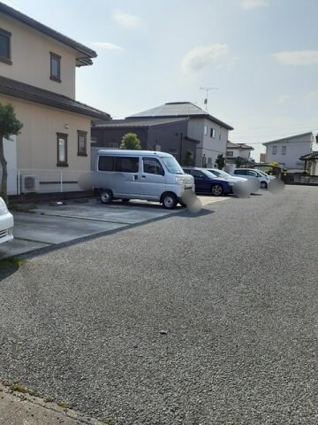 物件外観写真2　(駐車スペースもあります)