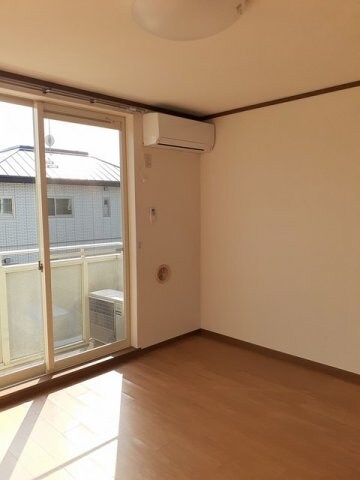 物件内観写真9　(ゆったりとしたリビングです)