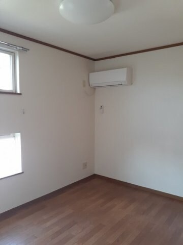 物件内観写真12　(明るい色調の室内です)