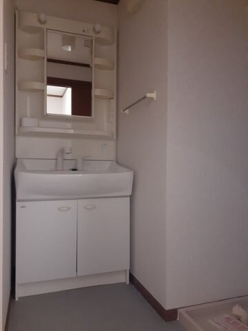 物件内観写真13　(コンパクトで使いやすい洗面所)