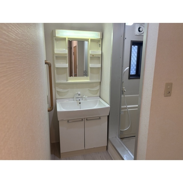 物件内観写真13　(コンパクトで使いやすい洗面所)