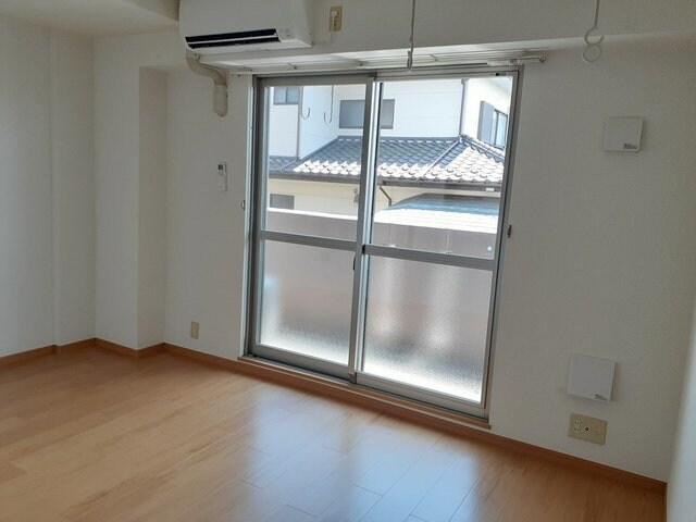 物件内観写真9　(こちらのリビングで趣味の時間をお楽しみください)