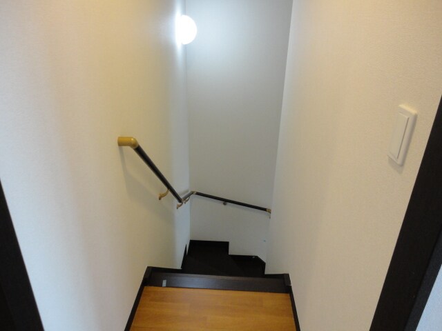 物件内観写真10　(中階段)