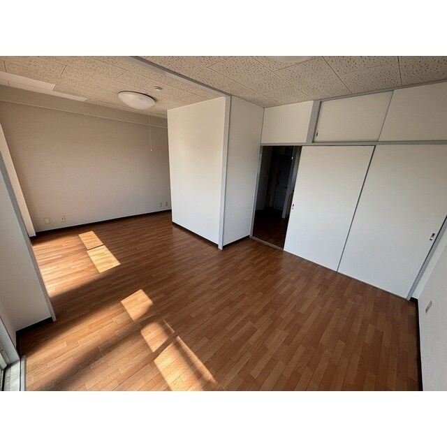 物件内観写真4　(ゆったりとした居間です)