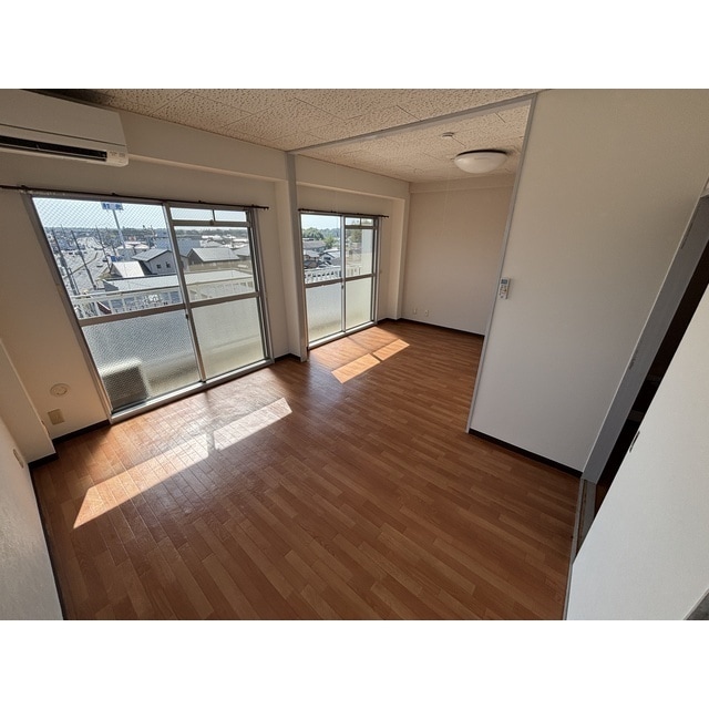 物件内観写真3　(ゆったり過ごせるリビングです)