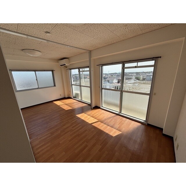 物件内観写真5　(ゆったりとしたリビングです)