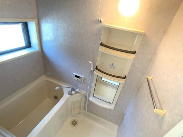 物件内観写真5　(換気窓のある浴室)