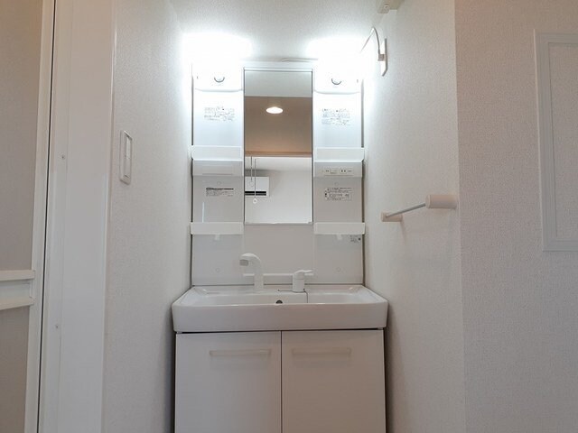 物件内観写真13　(コンパクトで使いやすい洗面所)