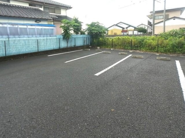 物件外観写真2　(敷地内駐車場)