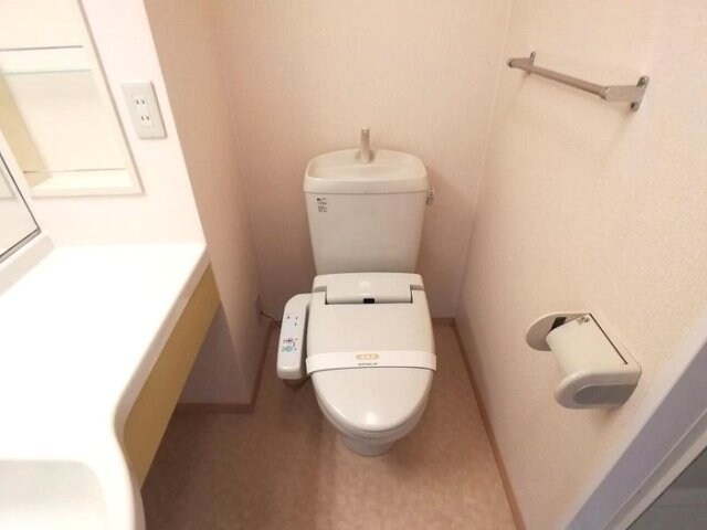 物件内観写真8　(温水洗浄暖房便座付き)