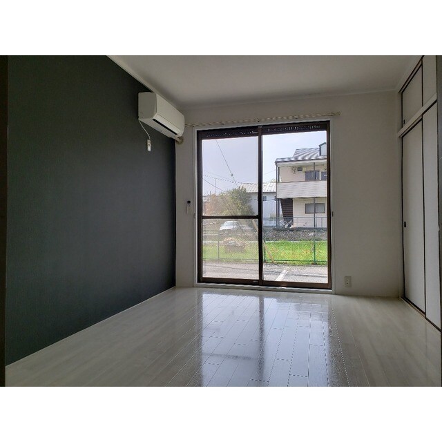 物件内観写真6　(ゆったりとしたリビングです)