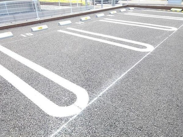 駐車場(駐車場があるので、車を買う予定の方も安心です)