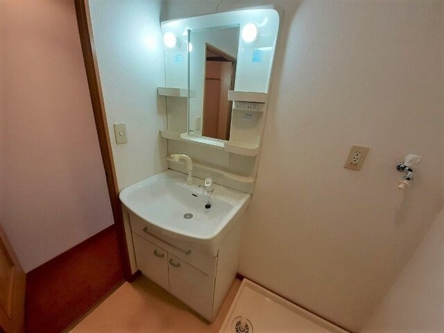 物件内観写真12　(ゆったりとスペースのある洗面所)