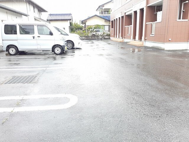 物件外観写真2　(車をお持ちの方に嬉しい駐車場付きの物件です)