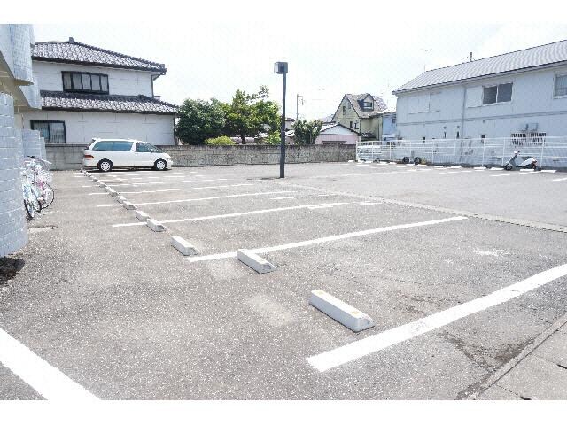 物件外観写真2　(駐車場)