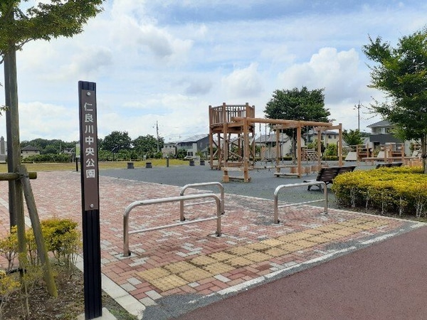 周辺環境(仁良川中央公園まで800m)