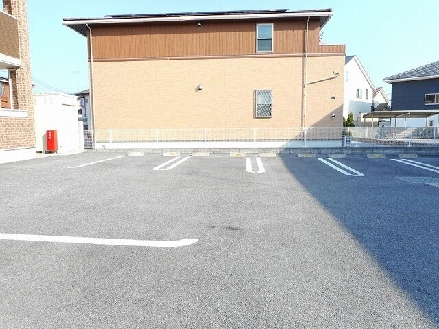 物件外観写真2　(駐車場があるので、車を買う予定の方も安心です)