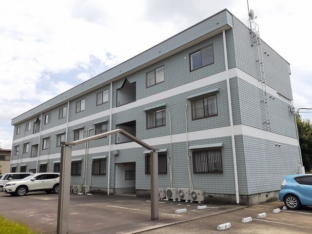 物件外観写真1　(外観は落ち着いています)