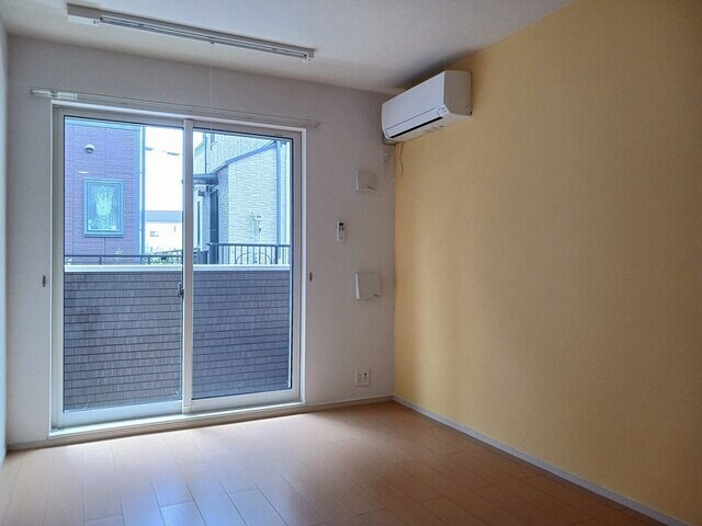 物件内観写真9　(おしゃれな居間です)