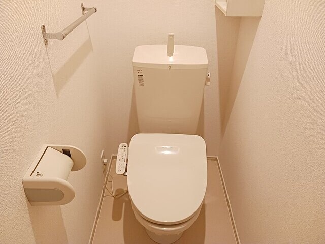 物件内観写真13　(ゆったりとした空間のトイレです)