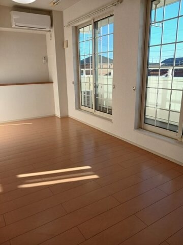 物件内観写真9　(おしゃれな居間です)