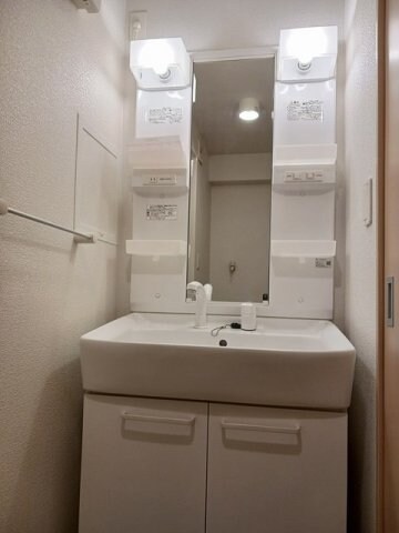 物件内観写真13　(ゆったりとスペースのある洗面所)