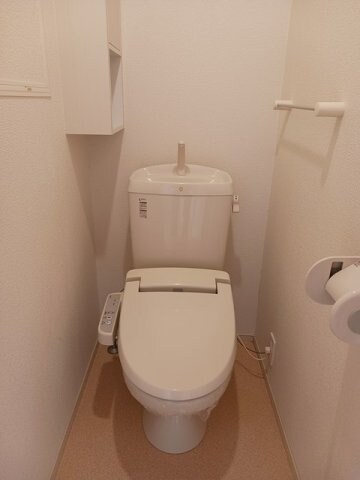 物件内観写真14　(ゆったりとした空間のトイレです)