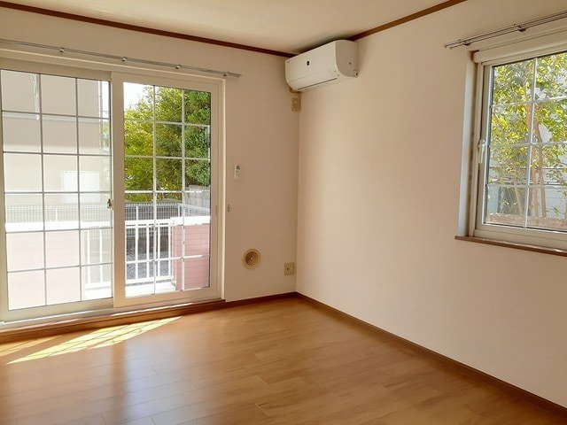 物件内観写真9　(ゆったりとした居間です)