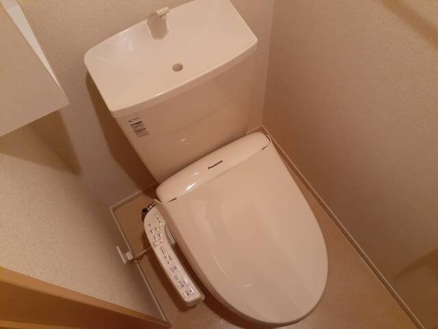 物件内観写真14　(ゆったりとした空間のトイレです)