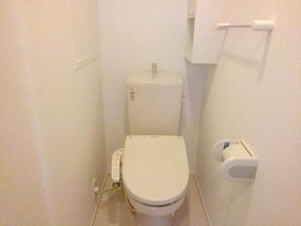 トイレ(落ち着いた色調のトイレです)