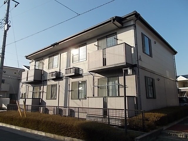 物件外観写真1　(落ち着いた雰囲気の外観です)