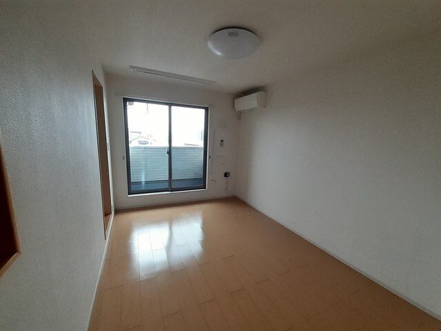 物件内観写真9　(こちらの居間で趣味の時間をお楽しみください)