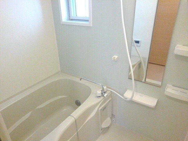 物件内観写真11　(コンパクトで使いやすいお風呂です)