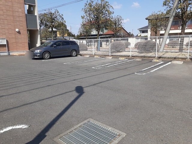 物件外観写真2　(車をお持ちの方に嬉しい駐車場付きの物件です)
