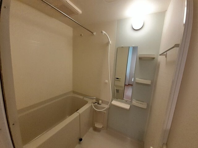 物件内観写真11　(コンパクトで使いやすいお風呂です)