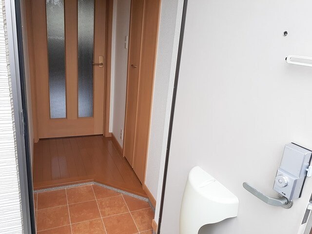 物件内観写真14　(明るい玄関です)