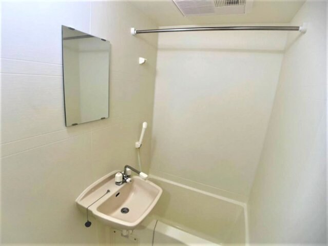 物件内観写真9　(日々の疲れを癒すお風呂付です)