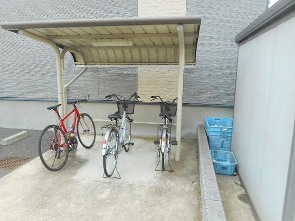 その他(屋根付き駐輪場です。)