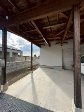 物件外観写真3　(屋根付きの駐車場です！)