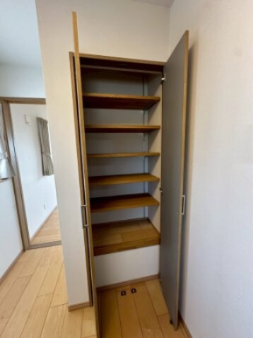 物件内観写真10　(キッチン内の収納です)